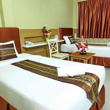 The Pine Resort Pathum Thani Buitenkant foto