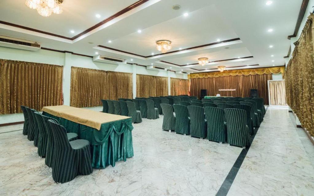 The Pine Resort Pathum Thani Buitenkant foto