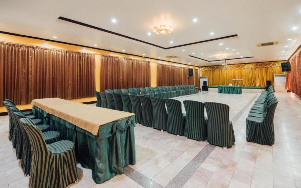 The Pine Resort Pathum Thani Buitenkant foto