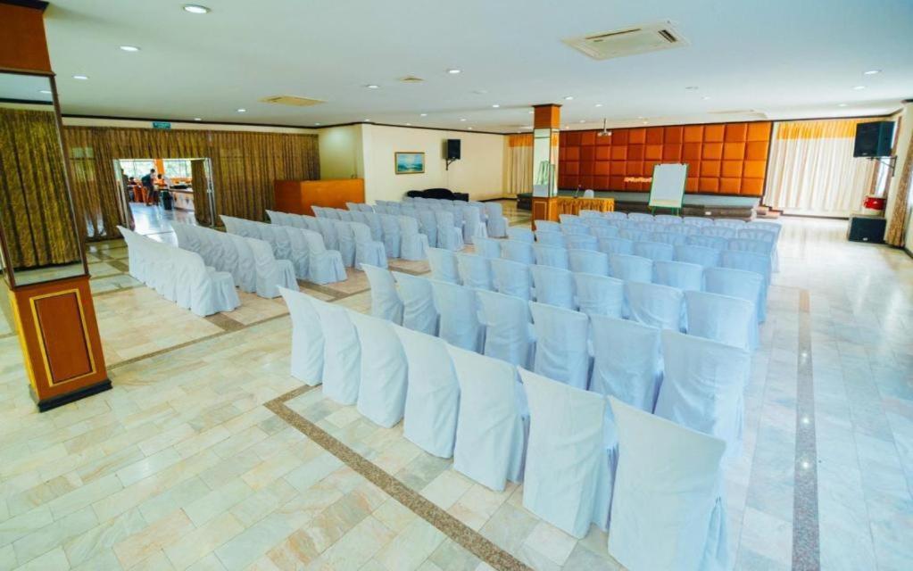 The Pine Resort Pathum Thani Buitenkant foto