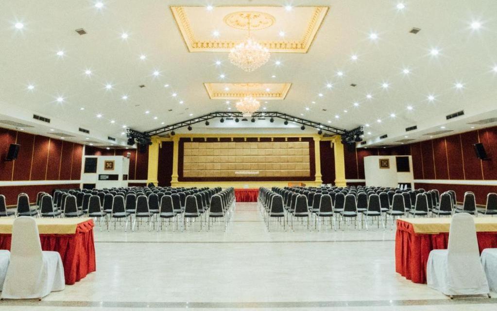 The Pine Resort Pathum Thani Buitenkant foto