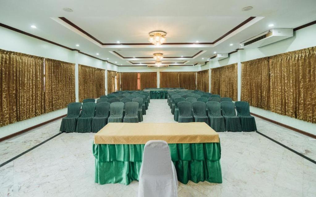 The Pine Resort Pathum Thani Buitenkant foto