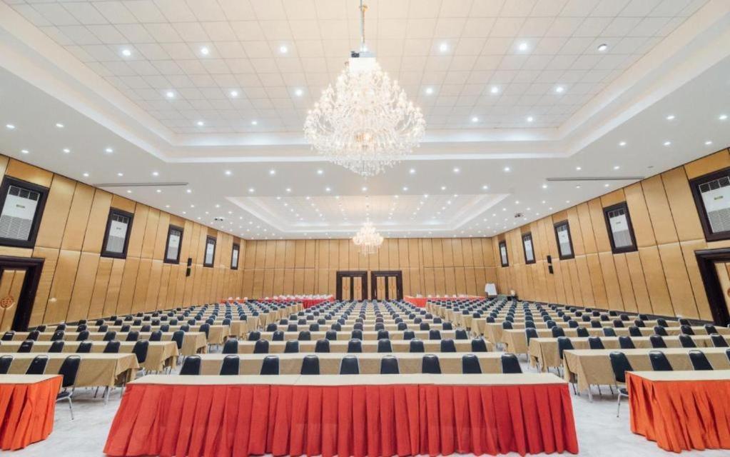 The Pine Resort Pathum Thani Buitenkant foto