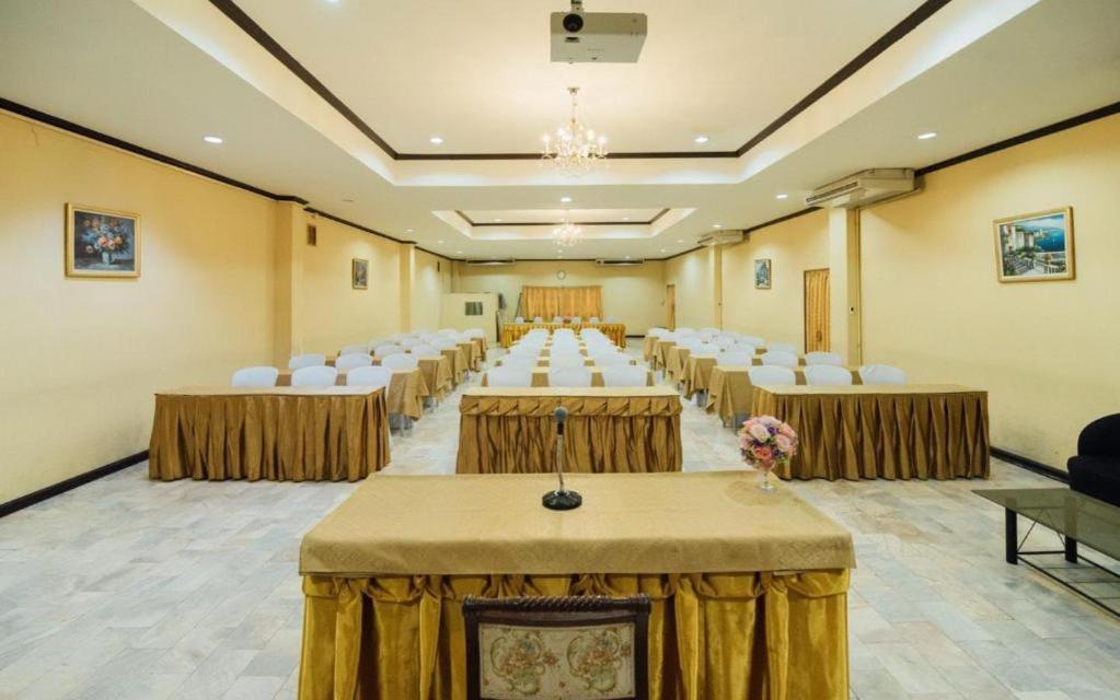The Pine Resort Pathum Thani Buitenkant foto