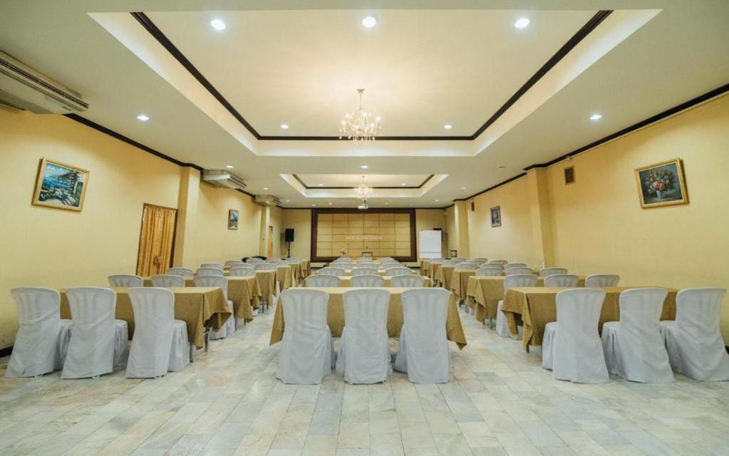 The Pine Resort Pathum Thani Buitenkant foto