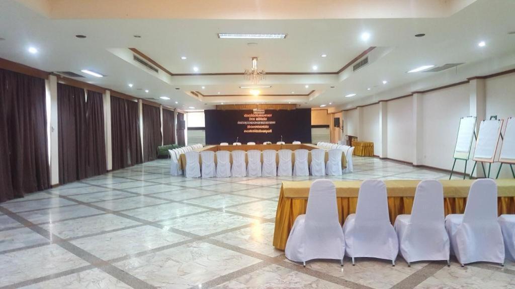The Pine Resort Pathum Thani Buitenkant foto