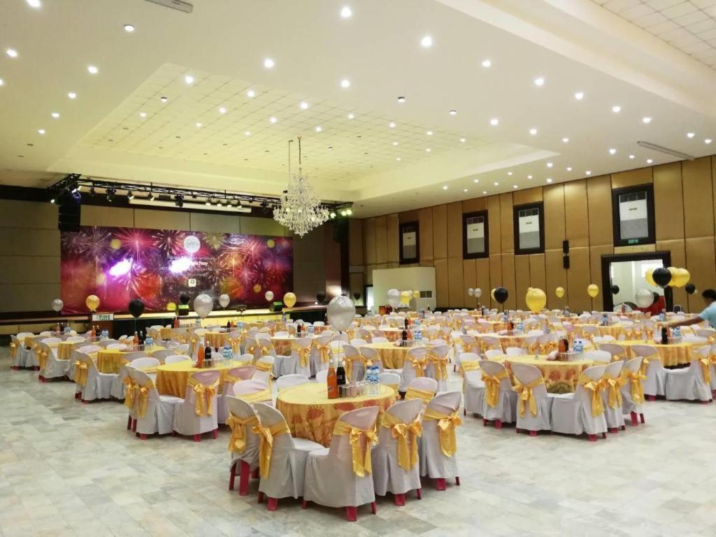The Pine Resort Pathum Thani Buitenkant foto