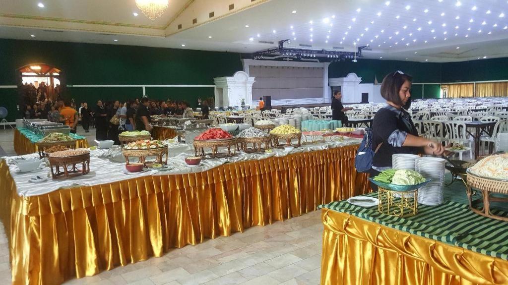 The Pine Resort Pathum Thani Buitenkant foto