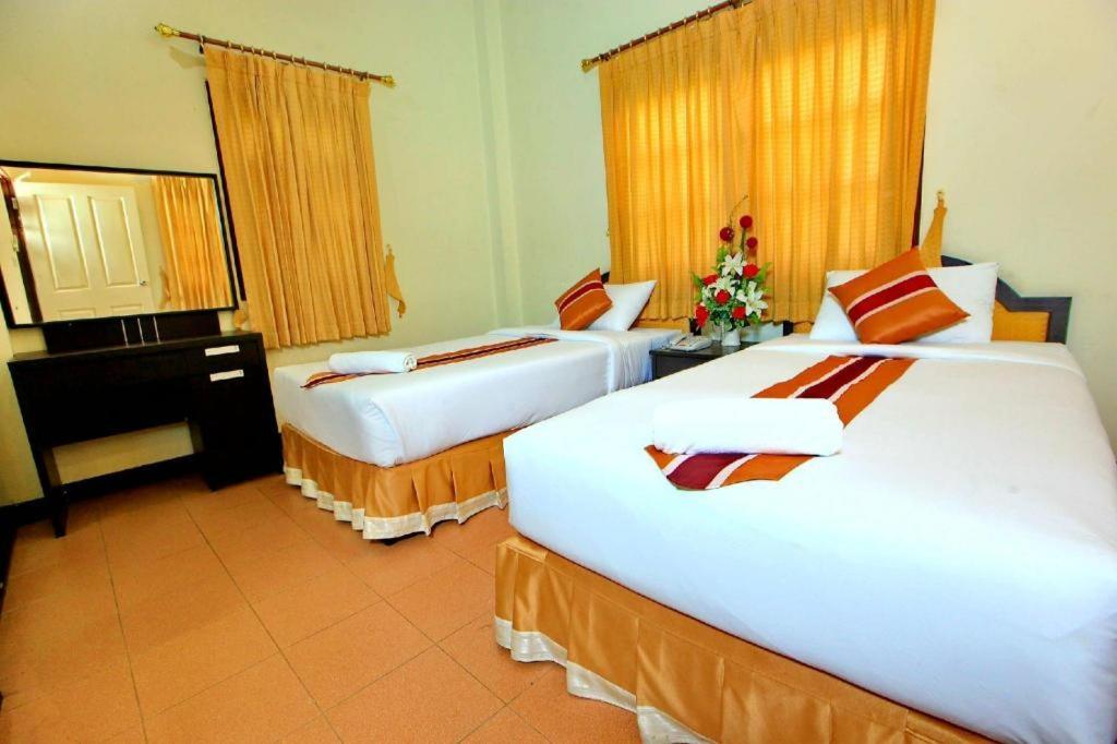 The Pine Resort Pathum Thani Buitenkant foto