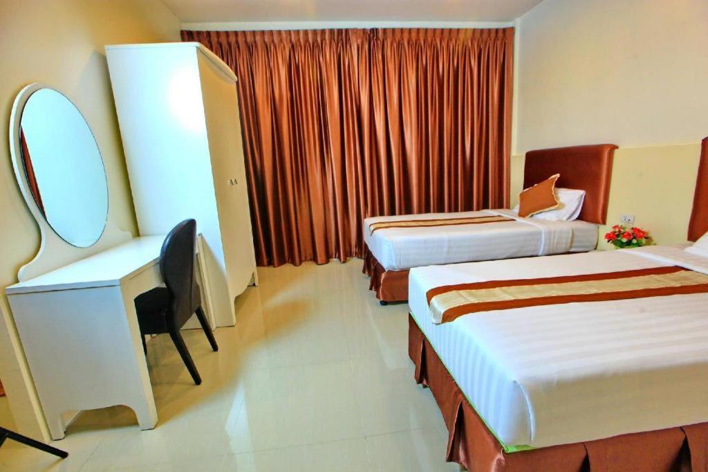 The Pine Resort Pathum Thani Buitenkant foto