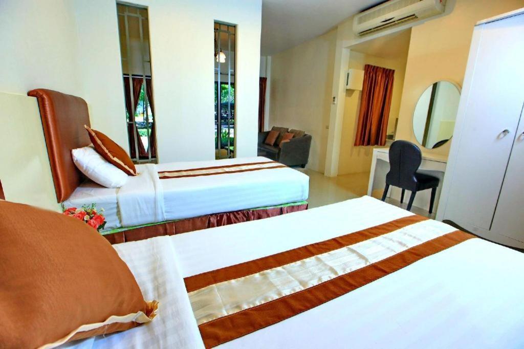 The Pine Resort Pathum Thani Buitenkant foto