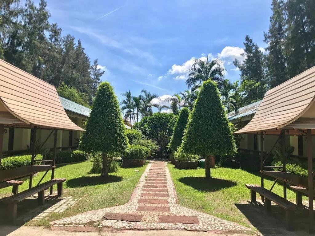 The Pine Resort Pathum Thani Buitenkant foto