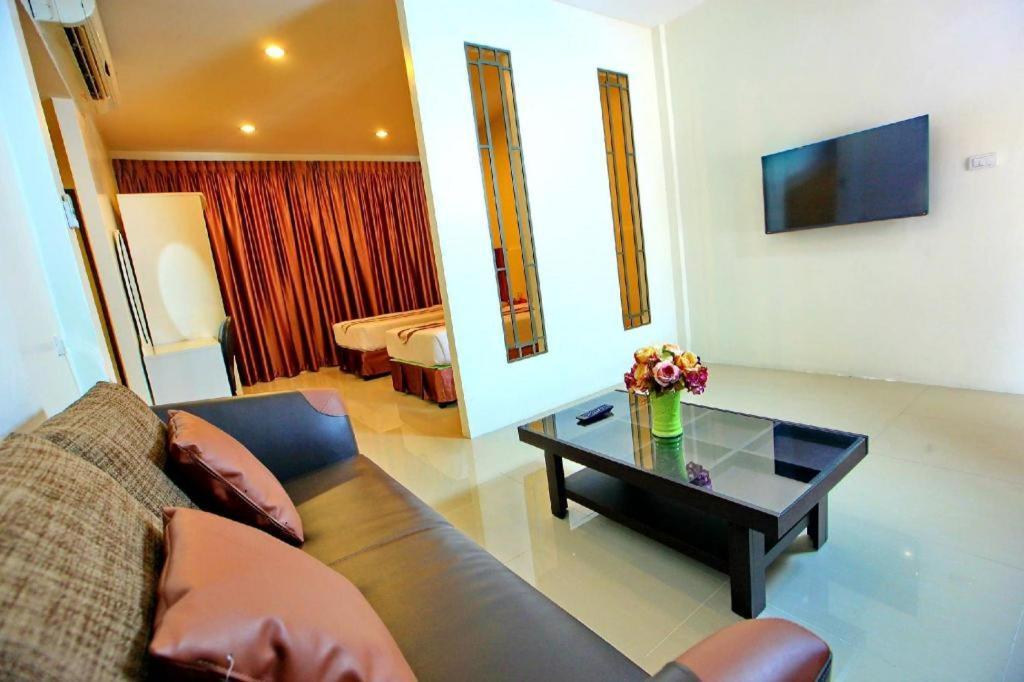 The Pine Resort Pathum Thani Buitenkant foto